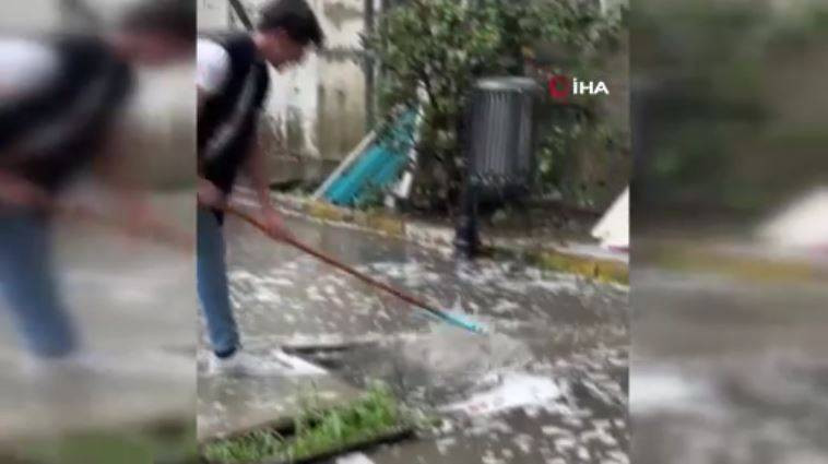 Yurdum insanı fırsatı kaçırmadı! Yağmur suyu ile aracını yıkadı - Resim: 1